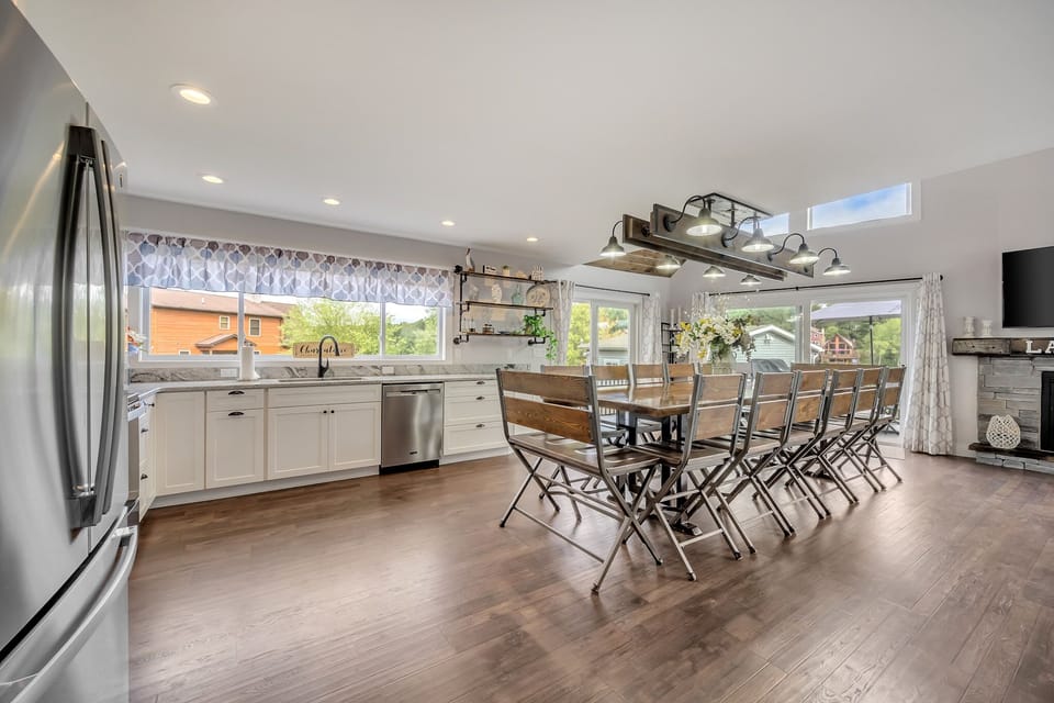 Kitchen with Eat-In Dining Area