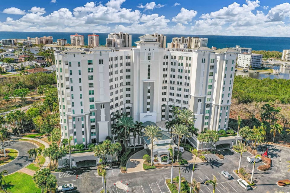 DNTL02 - Welcome to The Dunes, Naples, a resort style community surrounded by world-class
amenities and walking distance to the beach.