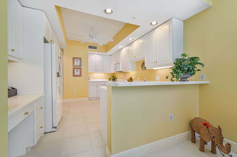 DNTL02 - Fully equipped kitchen with breakfast nook