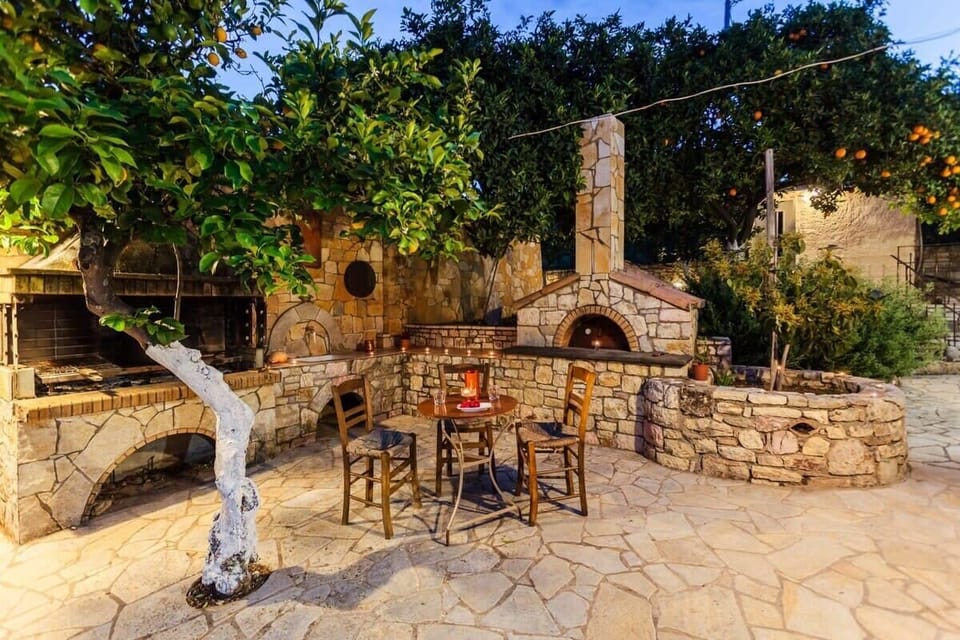 Enjoy the shared BBQ & the wood-fired oven of the property