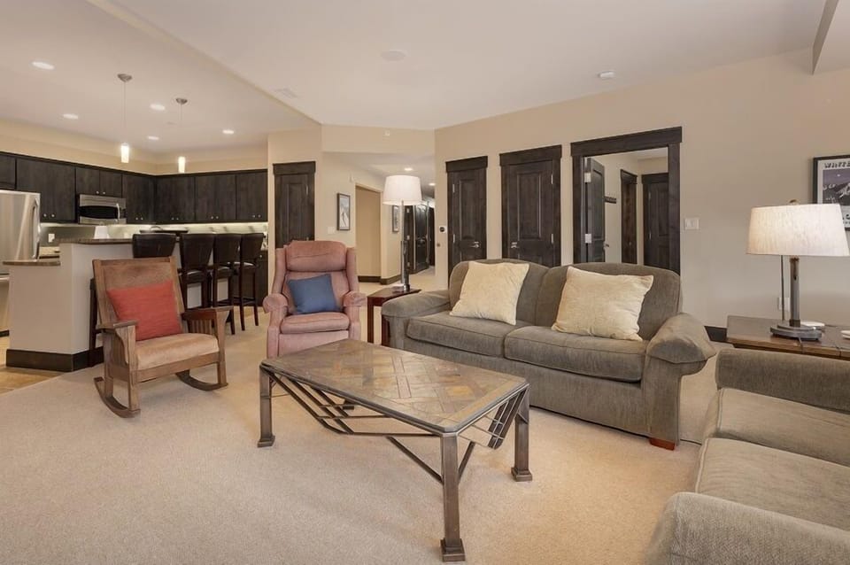 Condo, 3 Bedrooms | Living room