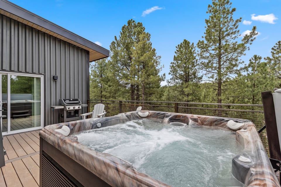 Crows nest deck/hot tub in the trees.