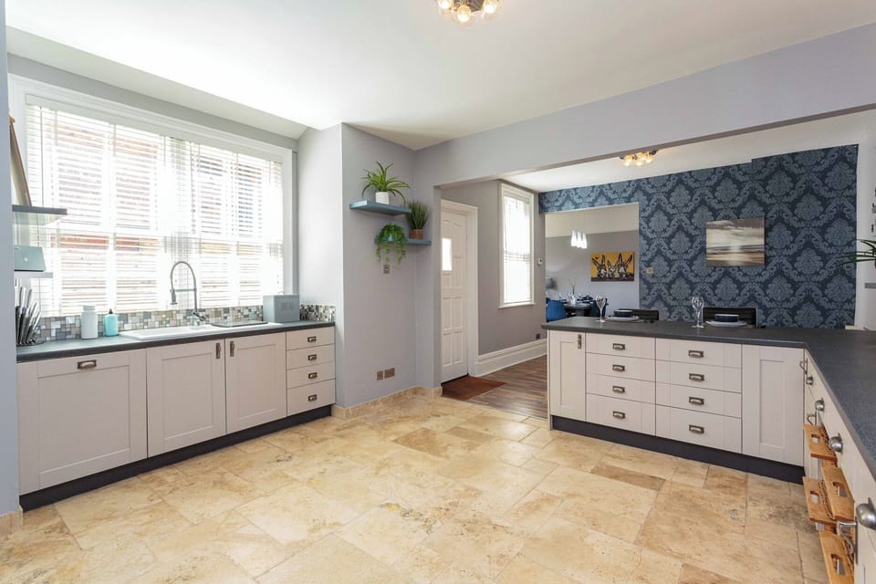 Cottage | Private kitchen | Fridge, dishwasher, electric kettle, toaster