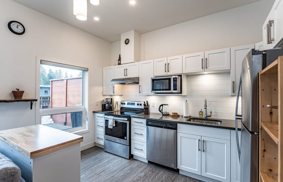 Niska's Den | Private kitchen | Coffee/tea maker, full-size fridge, microwave, oven
