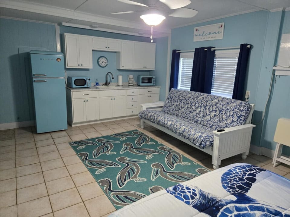 Open-Concept Living Space with a Retro Coastal Kitchen – Perfect for Cooking & Gathering