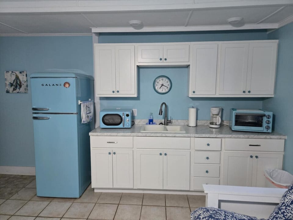Retro-Inspired Coastal Kitchen with Modern Amenities for Easy Vacation Cooking