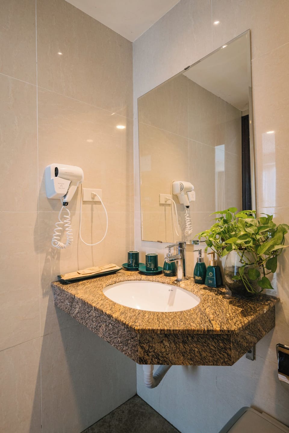 Luxury Room | Bathroom | Free toiletries, hair dryer, slippers