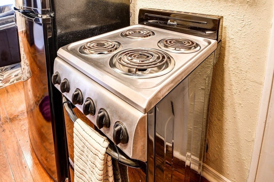 Single-Deluxe | Private kitchen | Microwave, coffee/tea maker, toaster, cookware/dishes/utensils