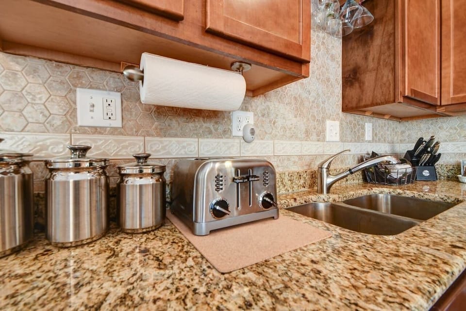 1 BD/2BA Suite Deluxe XXL | Private kitchen | Microwave, coffee/tea maker, toaster, cookware/dishes/utensils