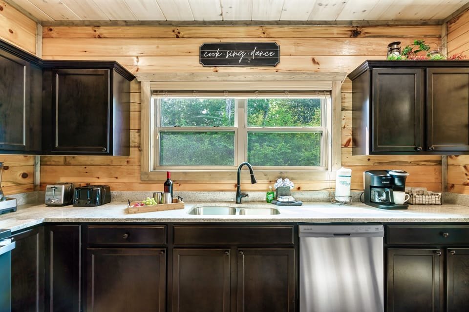 Family Cabin | Private kitchen | Full-size fridge, microwave, oven, stovetop