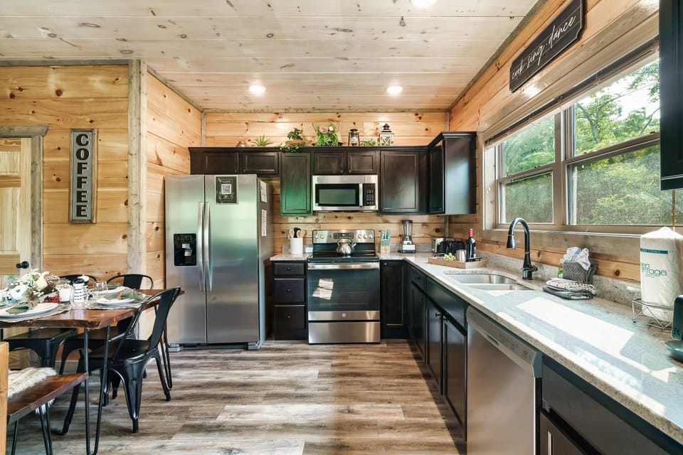 Family Cabin | Private kitchen | Full-size fridge, microwave, oven, stovetop