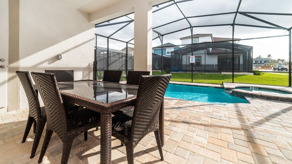 Beautiful 4 bed 3.5 bath villa located in Solara Resort