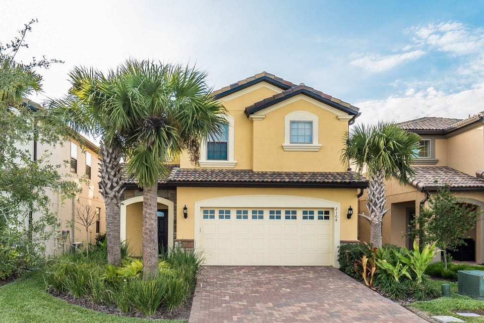 Beautiful 6 bed 4 bath villa located in Windsor At Westside Resort