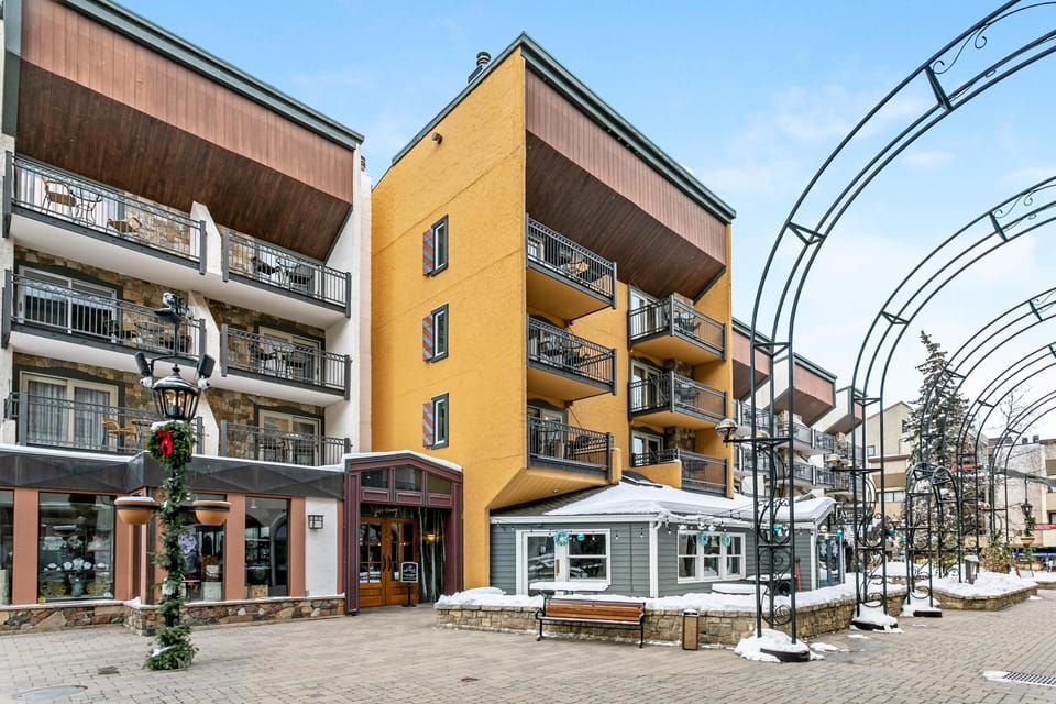 House, 1 King Bed with Sofa bed (Lift House 306, Studio Condo in Lions) | Exterior