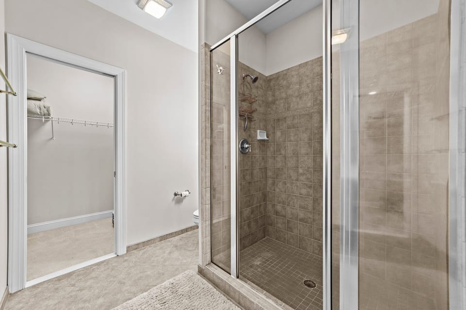 Primary en suite bathroom