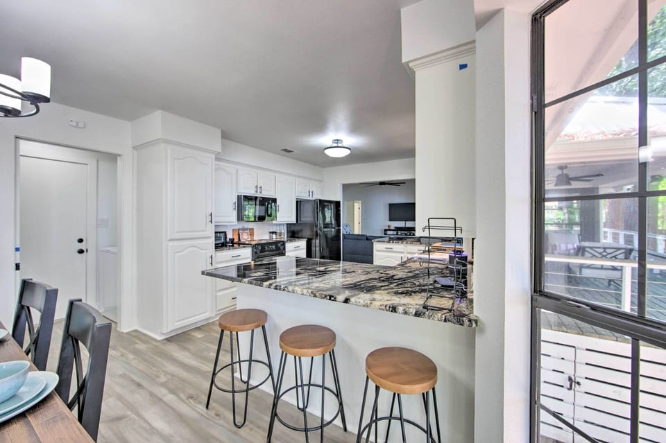 Dining Area | Breakfast Bar | Dishware/Flatware