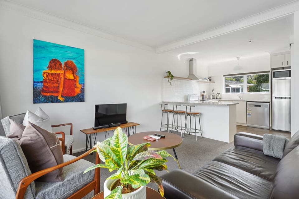 Apartment | Living area | 42-inch TV with cable channels