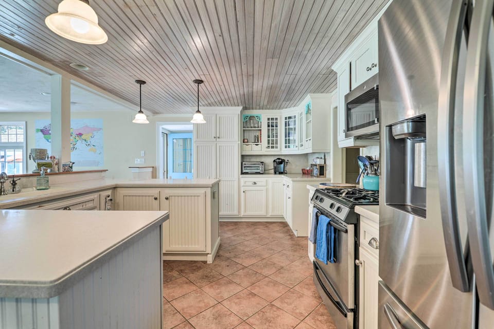 Kitchen | Cooking Basics | Coffee Maker | Paper Towels/Trash Bags Provided