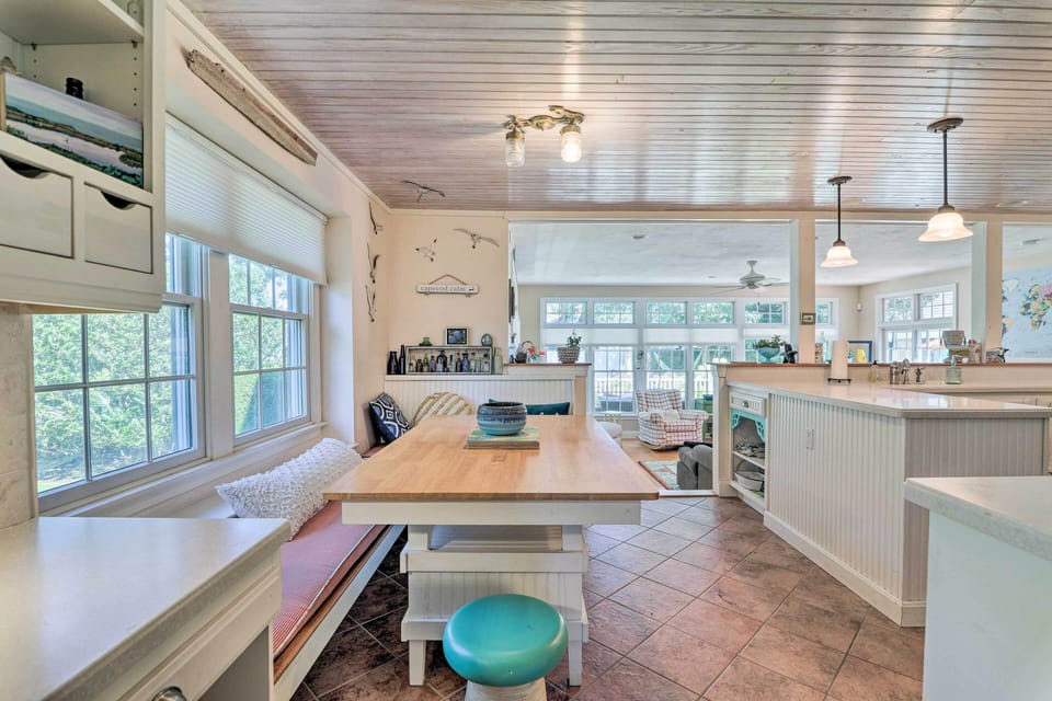 Dining Space | Dishware & Flatware Provided