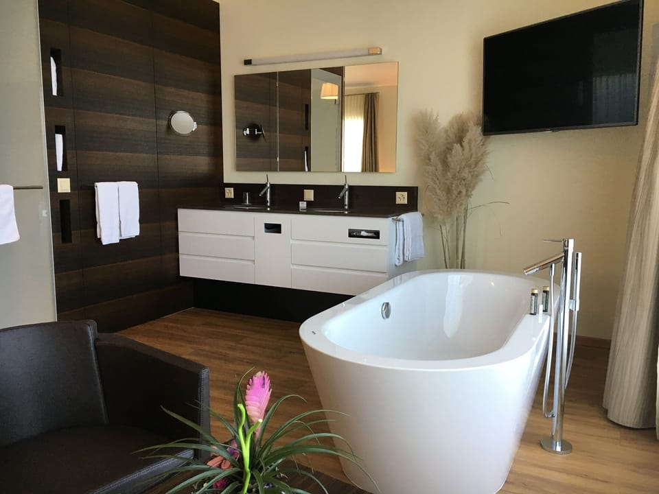 Junior Double Room, Bathtub, Lake View | Premium bedding, in-room safe, individually decorated, desk