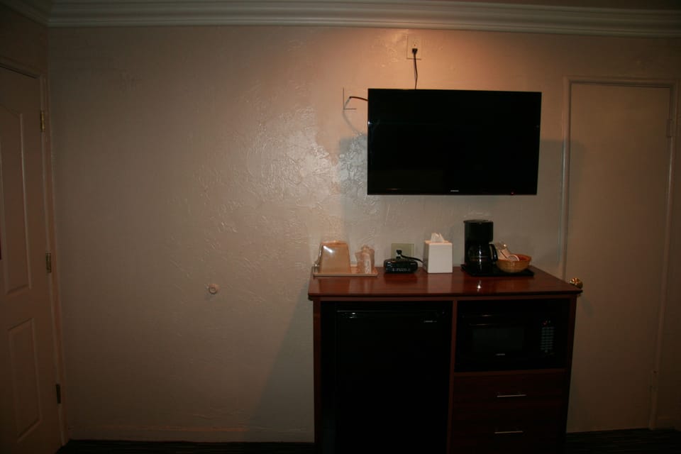 Deluxe Room, 1 Queen Bed | Mini-refrigerator