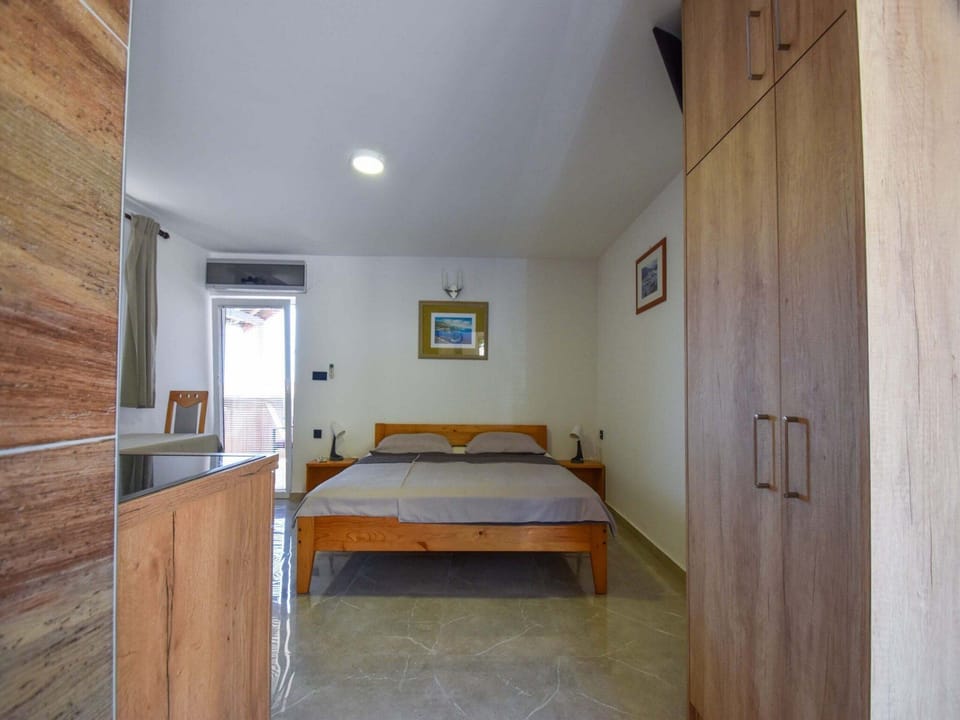 Studio (Studio Apartment with Balcony and Sea) | Living room | TV