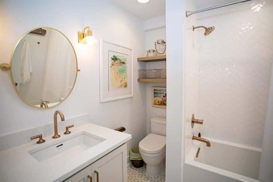 - Calm space to get ready or unwind, with soft lighting & a vibe that puts you at ease - Everything’s in place, open shelves, warm tones, and simple charm that works - Whether it’s a quick rinse or a slow soak, this space feels just right every time