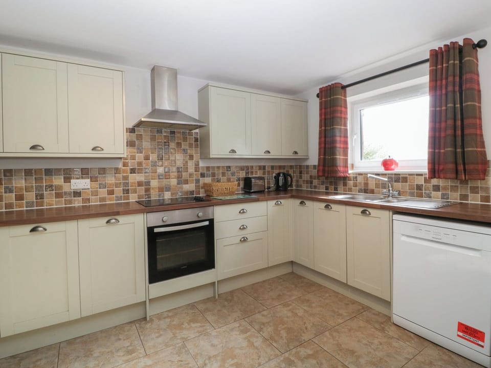 Cottage | Private kitchen | Dishwasher, cookware/dishes/utensils