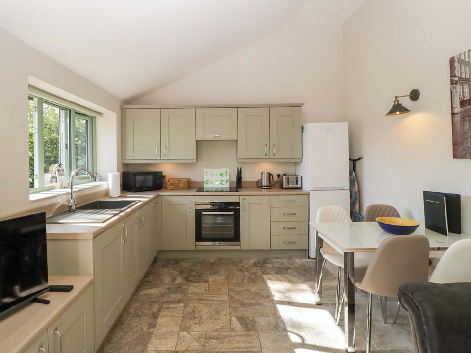 Cottage | Private kitchen | Fridge, dishwasher, electric kettle, cookware/dishes/utensils