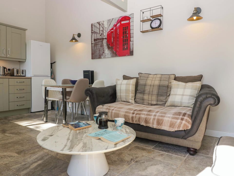 Cottage | Living area | Fireplace