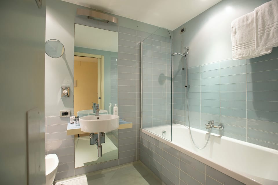 Classic Room | Bathroom | Free toiletries, hair dryer, slippers, bidet