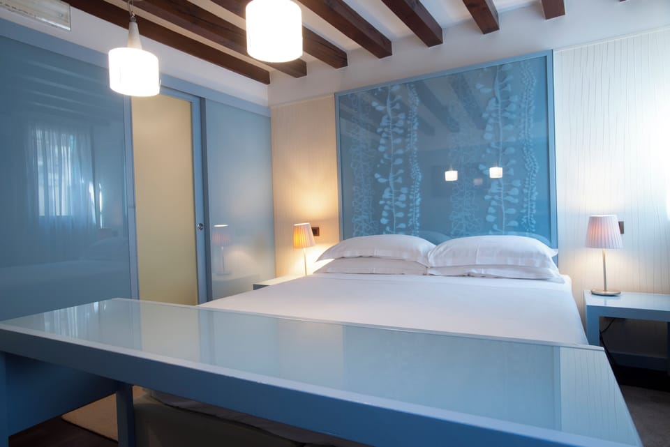 Deluxe Room | Minibar, in-room safe, soundproofing, free WiFi