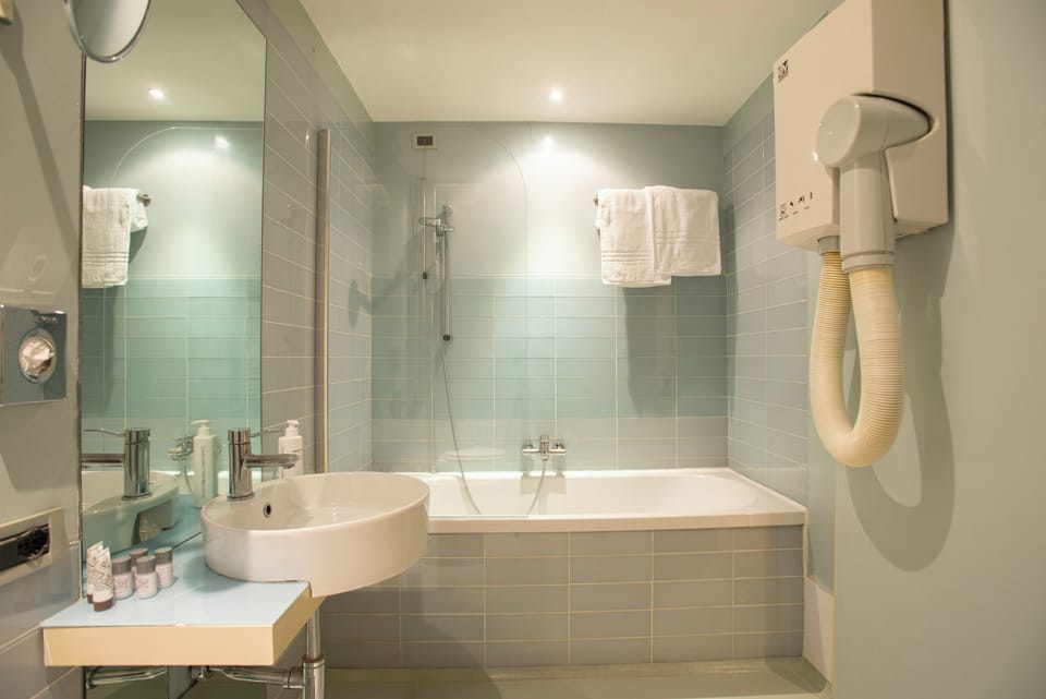 Classic Room | Bathroom | Free toiletries, hair dryer, slippers, bidet
