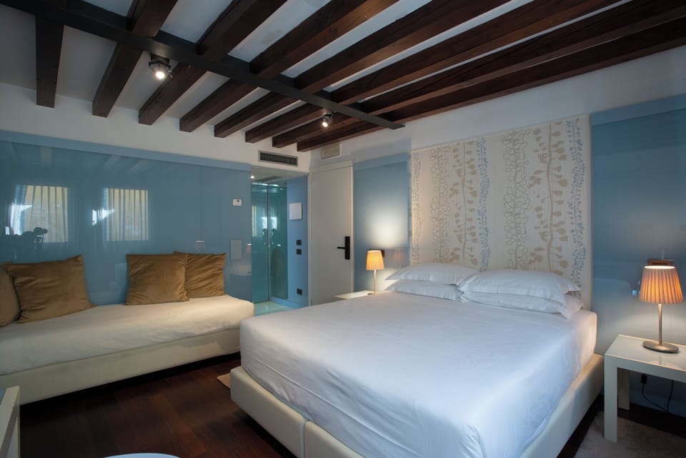 Deluxe Room | Minibar, in-room safe, soundproofing, free WiFi