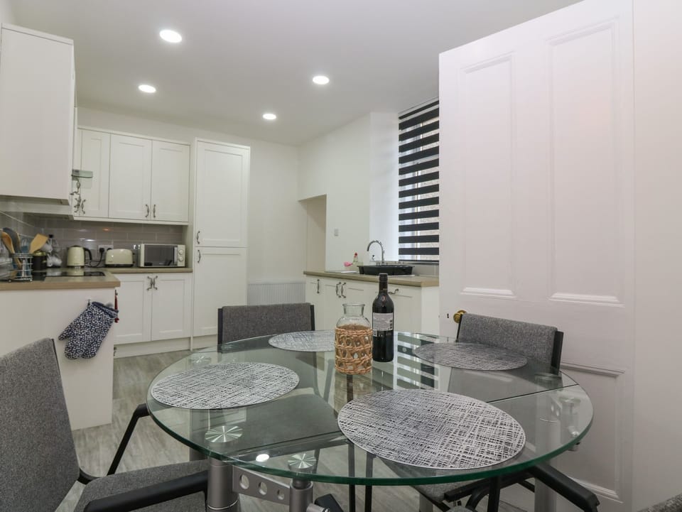 Cottage | Dining