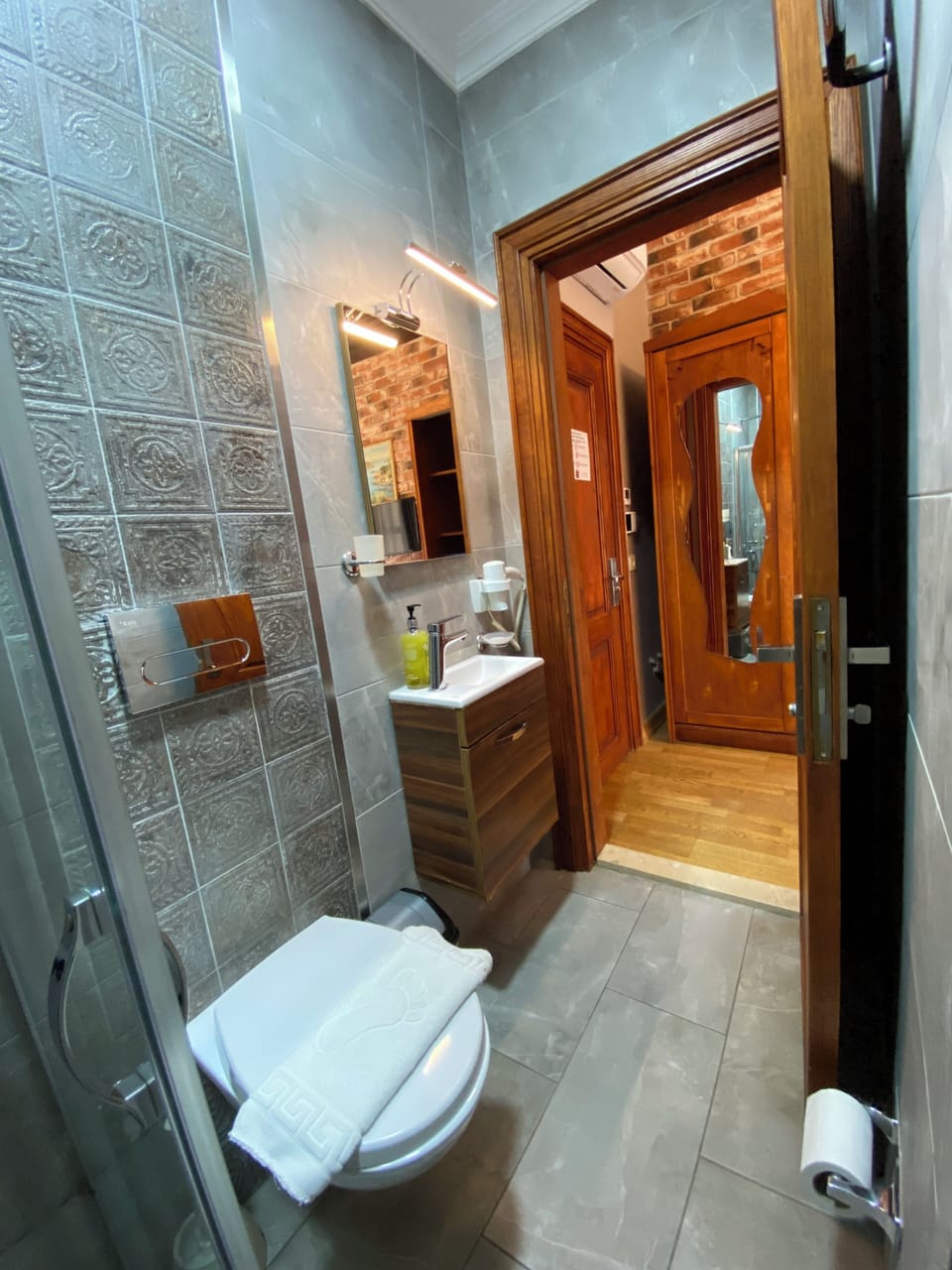Economy Room | Bathroom | Shower, rainfall showerhead, hair dryer, slippers
