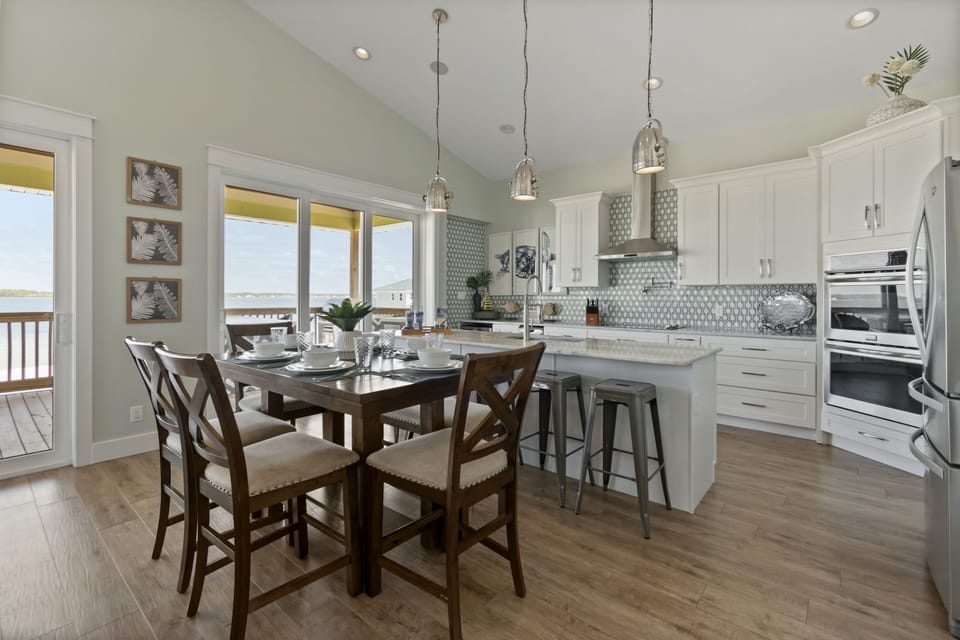 Seating for six at the dining table