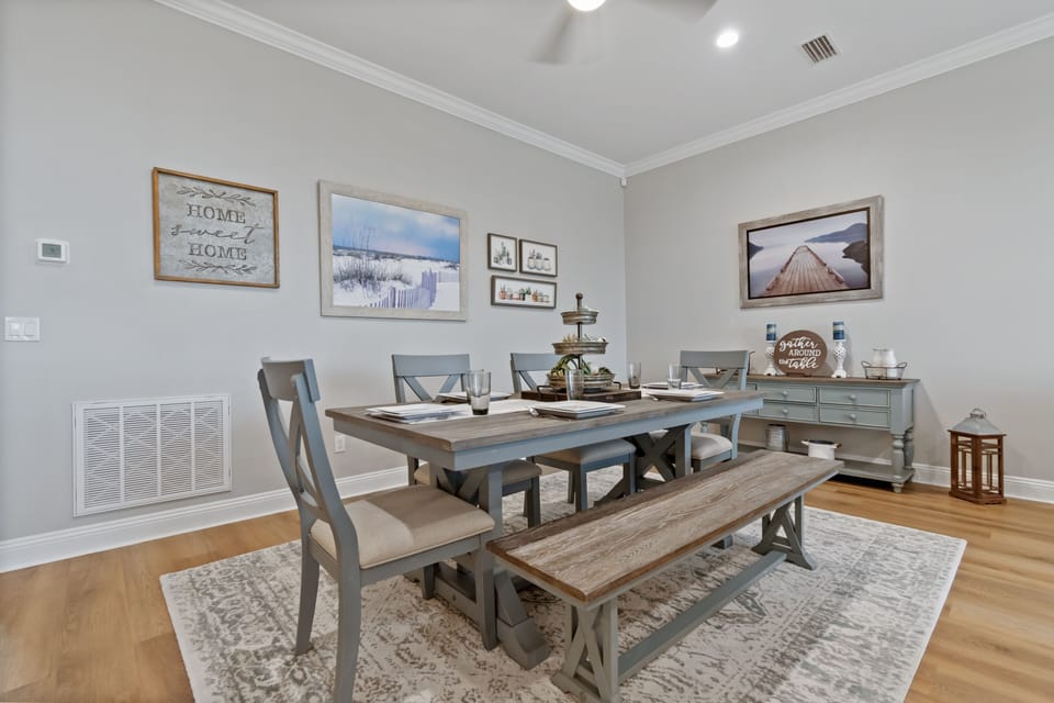 Seating for six at the dining table