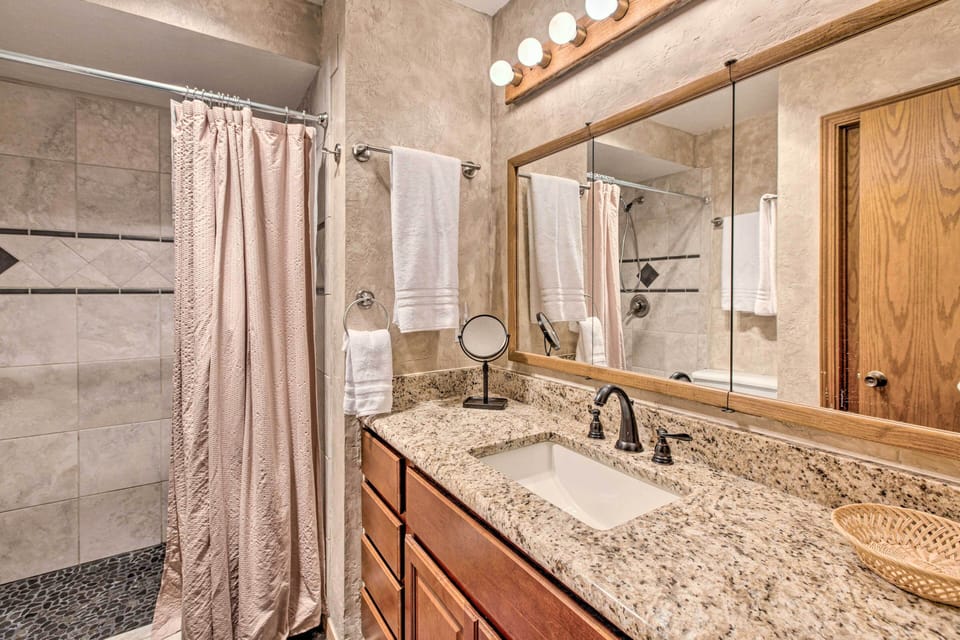 En-Suite Bathroom | 1st Floor | Towels Provided | Complimentary Toiletries