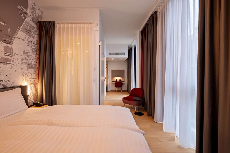 Deluxe Double Room | Minibar, in-room safe, desk, laptop workspace