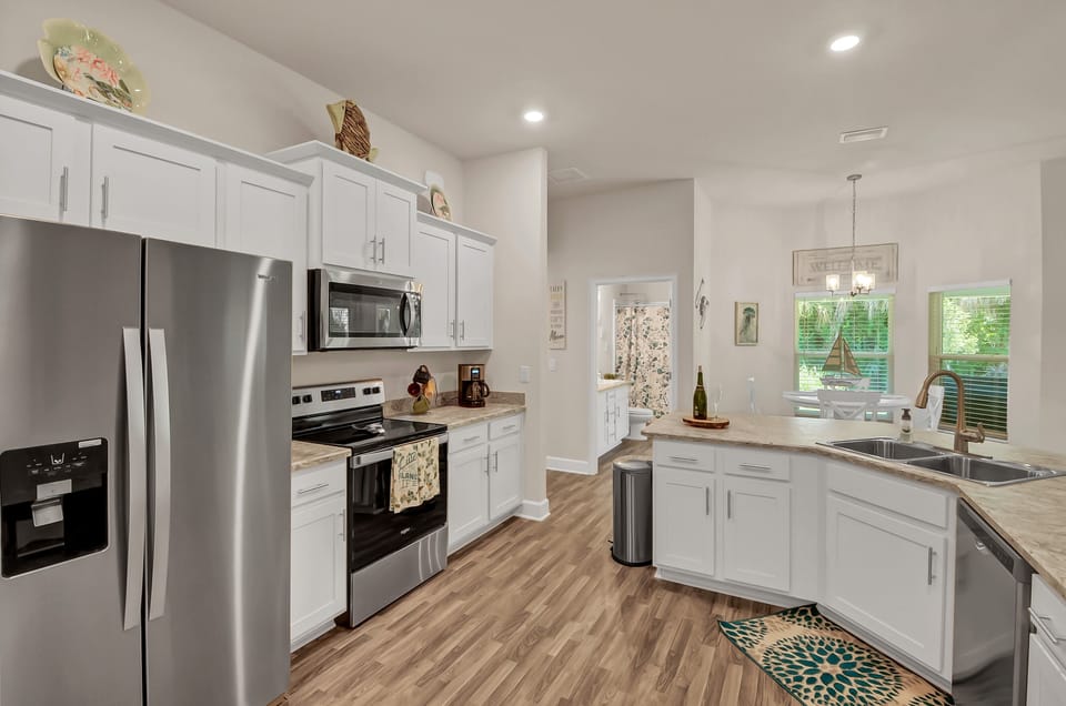 Full Equipped Kitchen-Fridge - Stove Top/Oven - Dishwasher