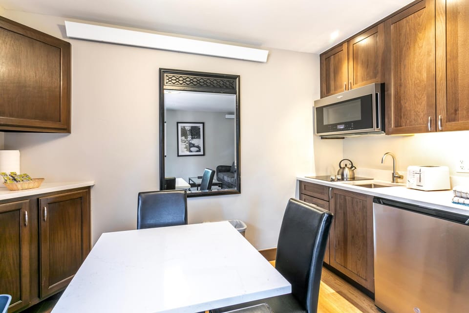 Studio, 1 Queen Bed with Sofa bed (Lift House Lodge, Close to Gondola, P) | Dining