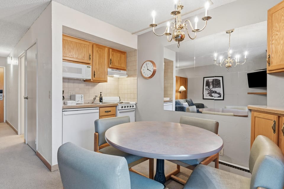 Studio, 1 Queen Bed with Sofa bed (Lift House Lodge, Pet Friendly Studio) | Dining