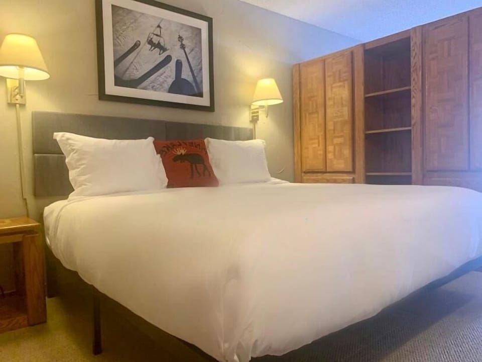 Studio, 1 Queen Bed with Sofa bed (Lift House Lodge, Vail Lionshead Stud) | Bed sheets