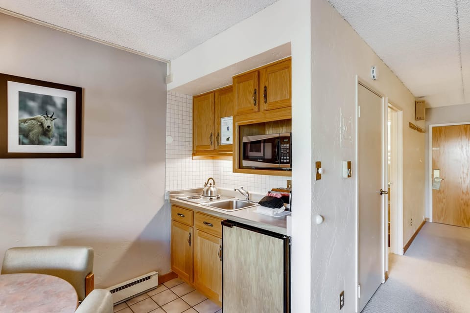 Studio, 1 Queen Bed with Sofa bed (Lift House Lodge, Vail Lionshead Stud) | Private kitchen