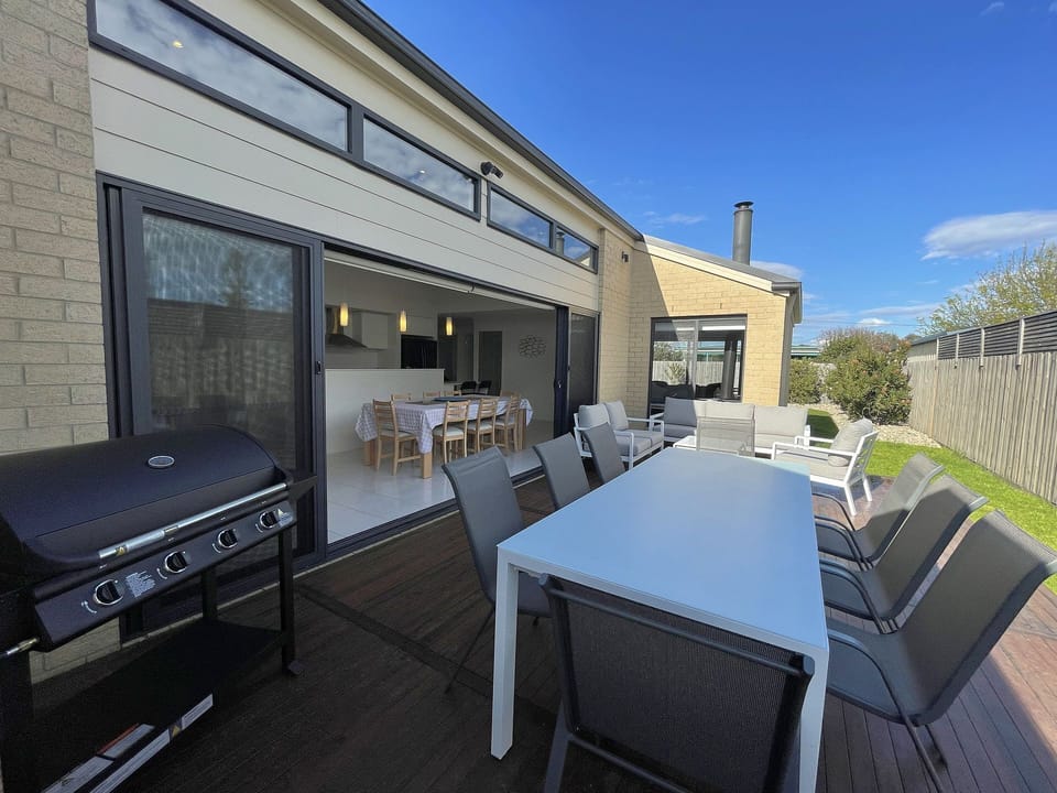 BBQ, dining table & seating area