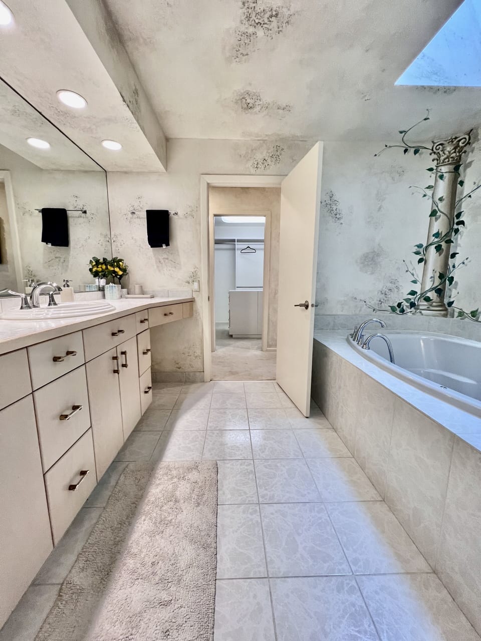 Main bedroom's bathroom (bedroom 1; upper level)