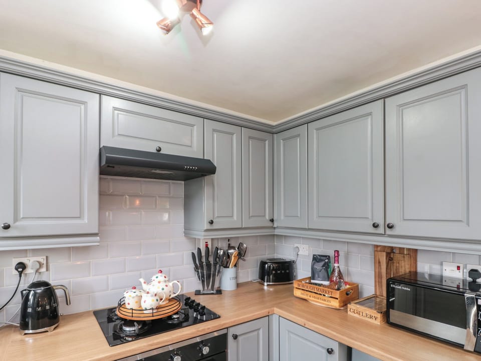 Cottage | Private kitchen | Fridge, electric kettle, toaster, cookware/dishes/utensils