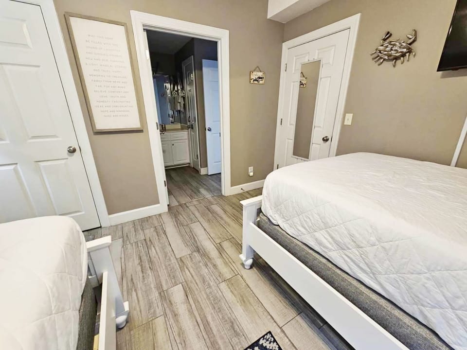 Guest bedroom suite