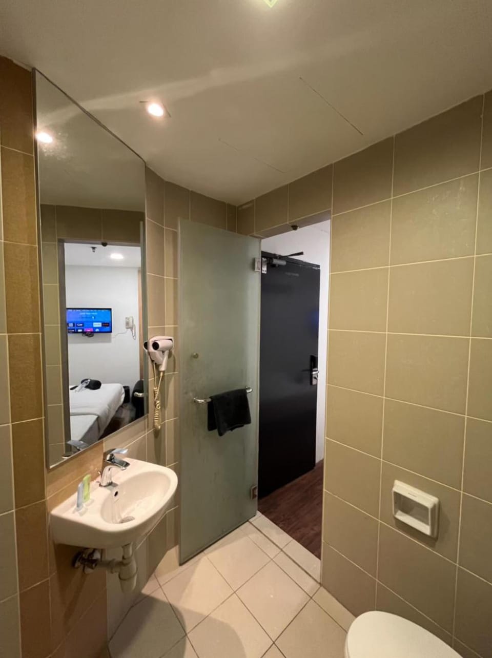 Single Room No Window | Bathroom | Shower, free toiletries, hair dryer, bidet